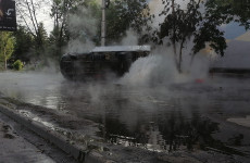 Опубликованы фото с места опрокидывания фургона под напором воды в Пензе