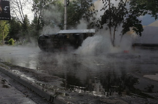 Опубликованы фото с места опрокидывания фургона под напором воды в Пензе