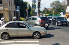 На улице Чкалова в Пензе образовалась пробка из-за аварии