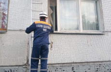Пензенские спасатели помогли полицейским попасть в квартиру на улице Антонова