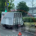 В Пензе фургон, перевозящий хлеб, протаранил дорожное ограждение