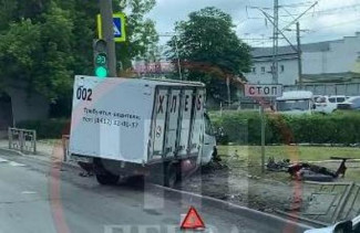В Пензе фургон, перевозящий хлеб, протаранил дорожное ограждение