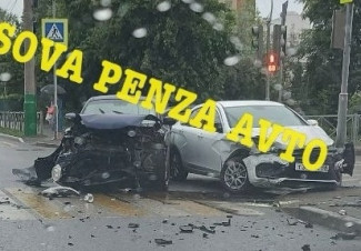 В центре Пензы в страшной аварии изуродовало две легковушки
