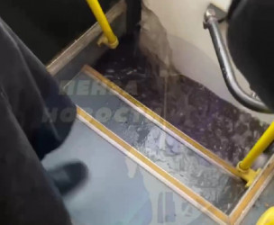 В Пензе во время сильного ливня затопило пассажирский автобус