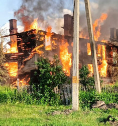 Жуткий пожар в пензенском районе Заря тушили 27 человек