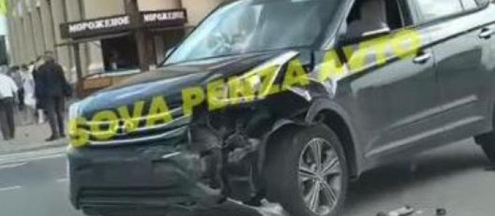 Возле ЦУМа в Пензе жестко столкнулись две машины