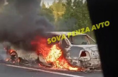 На въезде в Пензу сгорел легковой автомобиль. ВИДЕО