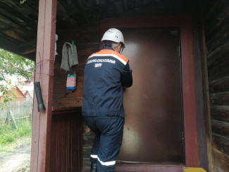 Пензенские спасатели помогли медикам попасть в квартиру на улице Ново-Прогонной