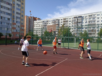 В Пензе сразились в стритбол школьные команды Ленинского района