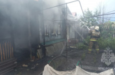 В Пензенской области от удара молнии загорелся частный дом