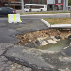 В Пензе прямо на дороге разверзлась огромная яма