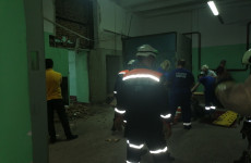 На заводе в Пензе обрушилась кирпичная стена: под завалами оказался человек