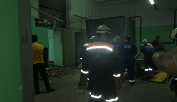 На заводе в Пензе обрушилась кирпичная стена: под завалами оказался человек