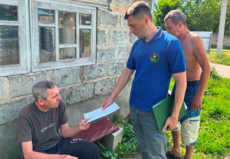 В Пензе жителям трех улиц напомнили, как уберечь дома от пожаров