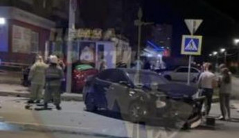 На улице Антонова в Пензе разбились две машины: на месте работали спасатели