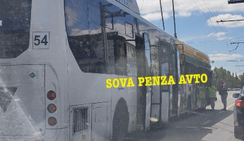 В Пензе столкнулись троллейбус и автобус