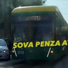 Люди идут пешком. В Пензе случилась авария с двумя троллейбусами