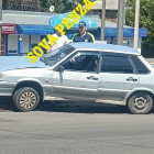 На улице Терновского в Пензе влетела в отбойник легковушка. ВИДЕО