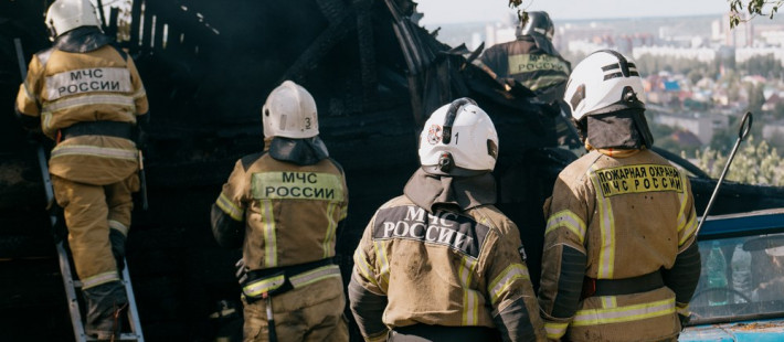 В Пензе 24 пожарных тушили частный дом с баней