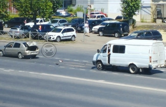 На проспекте Победы в Пензе микроавтобус врезался в легковушку