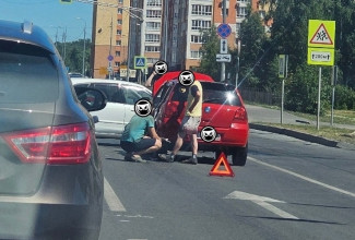 В Пензе из-за ДТП с двумя легковушками парализовало улицу Антонова