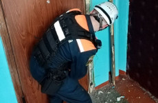 Пензенские спасатели помогли полицейским попасть в квартиру на улице Калинина