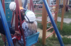 В Пензе катание на качелях закончилось для девочки приездом спасателей