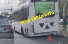 В Пензе улица Суворова встала в пробке из-за сломавшегося автобуса