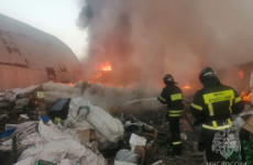 В Пензе 36 человек тушили пожар на складе пластикового вторсырья