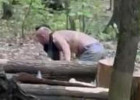 В Пензе сняли на видео полуголого мужчину, ползающего на четвереньках по лесу
