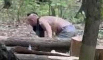 В Пензе сняли на видео полуголого мужчину, ползающего на четвереньках по лесу