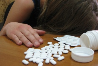 В Кузнецке студентка съела 30 таблеток и порезала cебе руки
