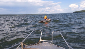 На Сурском водохранилище в Пензенской области перевернулась лодка с рыбаком