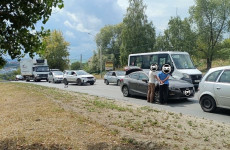 На улице Аустрина в Пензе произошла авария, движение осложнено