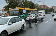 На проспекте Победы в Пензе в жесткую аварию попали автобус и легковушка