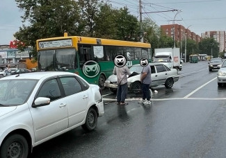 На проспекте Победы в Пензе в жесткую аварию попали автобус и легковушка