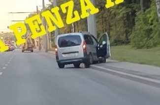 На улице Окружной в Пензе легковушка врезалась в фонарный столб