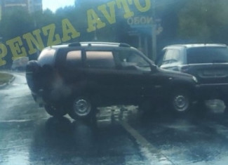 В Пензе случилось ДТП возле монумента Самолет