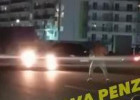 В Пензе сняли на видео агрессивного неадеквата, бегающего по проезжей части