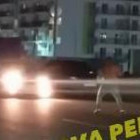 В Пензе сняли на видео агрессивного неадеквата, бегающего по проезжей части