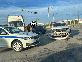 В Пензе разбились две машины, на месте работали врачи