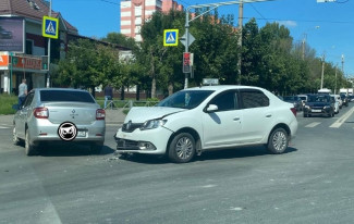 На улице Тернопольской в Пензе столкнулись два Рено Логана