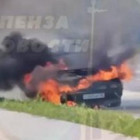 На улице 40 лет Октября в Пензе огонь уничтожил иномарку. ВИДЕО