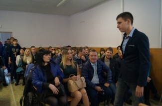 Ширманов собрал полный зал. Блогера хотят наказать за «опасные игры» с пенсионным фондом