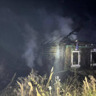 В селе под Пензой восемь человек тушили полыхающий дом