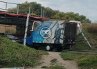 Пензенцы сообщают о заторе из-за застрявшего под мостом фургона