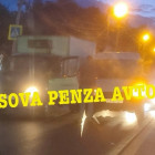 В Пензе фургон столкнулся с микроавтобусом: дорога перекрыта