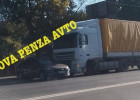 На улице Луначарского в Пензе огромная фура врезалась в легковушку