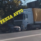 На улице Луначарского в Пензе огромная фура врезалась в легковушку