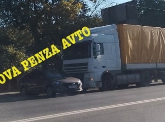 На улице Луначарского в Пензе огромная фура врезалась в легковушку